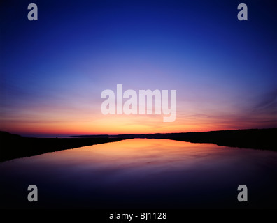 Lever du soleil brillant reflète dans le bassin de marée, Chincoteague National Wildlife Refuge, Assateague Island, Virginia, USA Banque D'Images