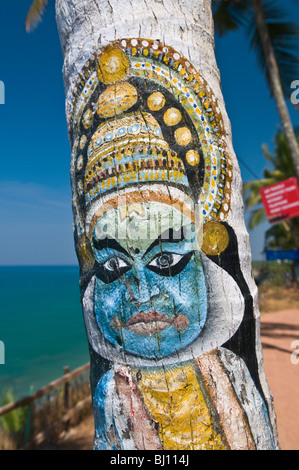 Tronc de l'arbre peint image Kathakali North Cliff Varkala Kerala Inde Banque D'Images