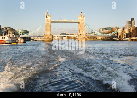 Tower Bridge vu de l'accélération d'un catamaran à passagers Banque D'Images