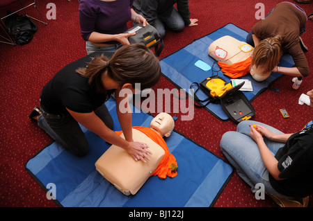 La formation aux premiers secours organisée par polir le Grand Orchestre de charité de Noël à Varsovie Banque D'Images