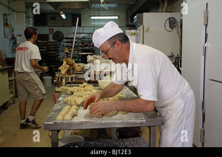 Baker de la pâte pour former des petits pains, Valldemossa, Majorque, Espagne Banque D'Images