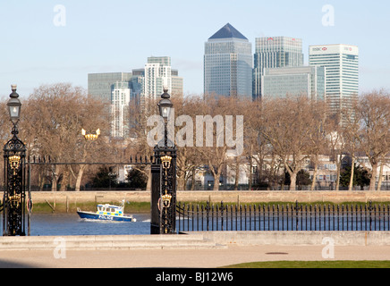 Vue depuis les jardins de Royal Naval College, Greenwich, London Canary Wharf avec bateau de police sur la Tamise Banque D'Images