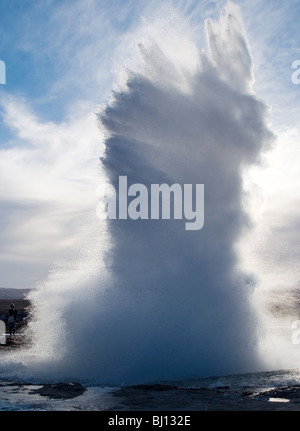 Strokkur geyser en éruption, Islande, Haukadalur Banque D'Images