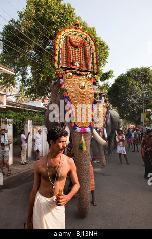 L'Inde, Kerala, Cochin, Ernakulam, Diwans Road, Uthsavom Parayeduppu festival, prêtre menant procession d'éléphants Banque D'Images