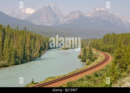 Ligne de chemin de fer suit le cours de la rivière Bow au Morant's Curve, Banff National Park, Alberta, Canada Banque D'Images