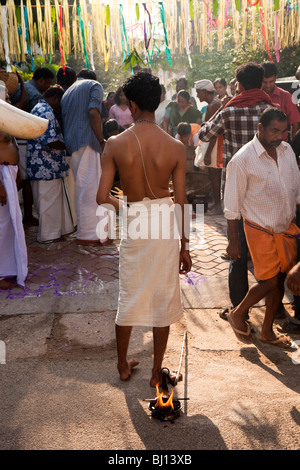 L'Inde, Kerala, Cochin, Ernakulam Uthsavom festival, Diwans Road, prêtre exerçant son feu sacré pour puja Banque D'Images