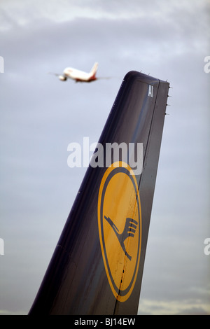 Dérive d'un avion avec le logo de la Lufthansa Airlines Banque D'Images