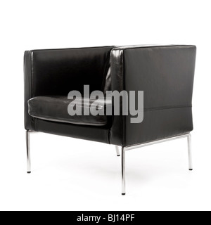 Et à l'avant vue de l'angle moderne de fauteuil en cuir noir et chrome sur fond blanc, tourné en studio Banque D'Images