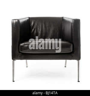 Studio shot of vue avant du cuir noir et chrome moderne fauteuil sur fond blanc. Banque D'Images