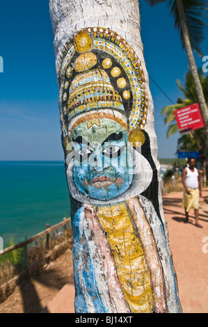 Tronc de l'arbre peint image Kathakali North Cliff Varkala Kerala Inde Banque D'Images