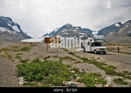 Camping-van, glacier Athabasca, Jasper National Park, Alberta, Canada Banque D'Images