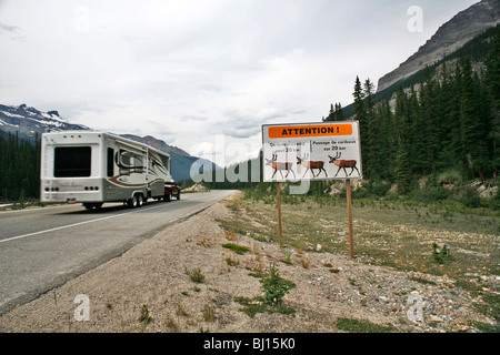 Le camping-car et le signe sur la promenade des Glaciers, Jasper National Park, Alberta, Canada Banque D'Images