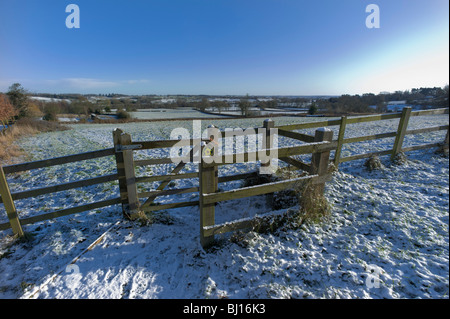 Un paysage rural couvertes de neige dans la campagne Banque D'Images