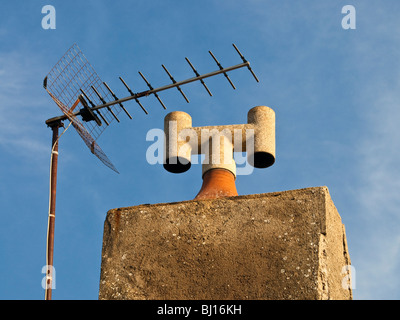 Vieille télévision et antenne de forme H pot de cheminée - France. Banque D'Images