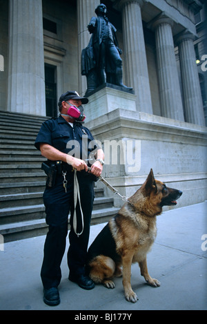 Agent de police de la ville de New York (NYPD) et gardes alsacien Federal Hall à Wall Street une semaine après les attaques terroristes du 11 septembre. Banque D'Images