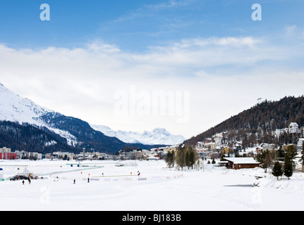 Vue sur le lac de St Moritz dorf vers St Moritz Bad, St Moritz, Suisse Banque D'Images