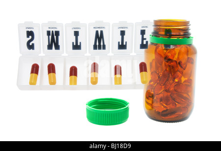 Comprimé fort et pot de capsules d'huile de poisson Banque D'Images