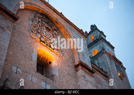 Courts de façade d'une Cathédrale de Mérida Idelfonso. La plus vieille cathédrale de Mexico Banque D'Images