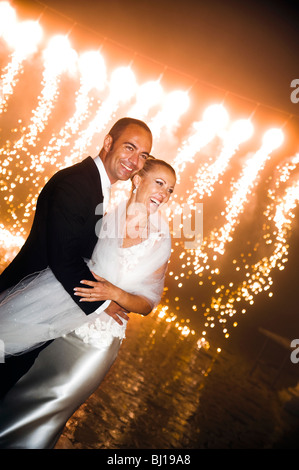 Mariée et le marié sur jour de mariage avec Fireworks Banque D'Images