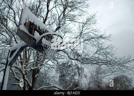 Stand de basket-ball à Londres park couvert de neige Banque D'Images