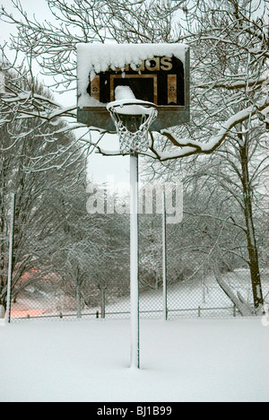 Stand de basket-ball à Londres park couvert de neige Banque D'Images