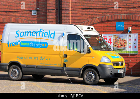 Supermarché somerfield powered electric delivery van en cours de charge braintree essex en Angleterre Banque D'Images