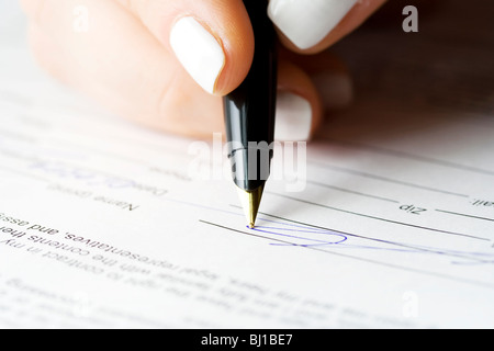 Contrat signature main de femme. Banque D'Images