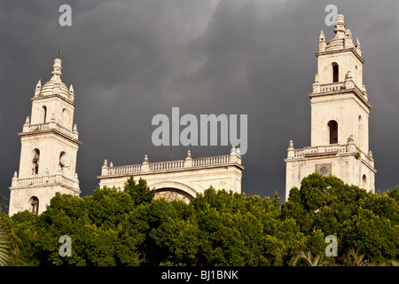 Les tours de la cathédrale de San Idelfonso. Nuages de tempête de recueillir que le soleil attire les tours de la plus vieille cathédrale de Mexico Banque D'Images