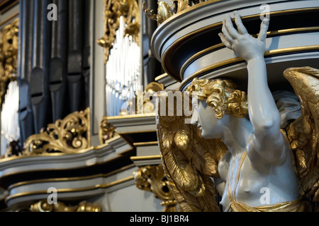 Or baroque en bois sculpté peint ange à l'église Marienkirche orgue à tuyaux à St. Berlin, Allemagne Banque D'Images