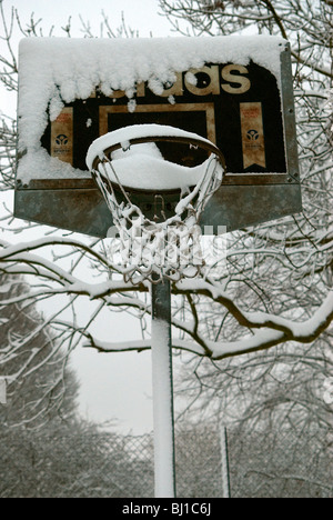 Stand de basket-ball à Londres park couvert de neige Banque D'Images