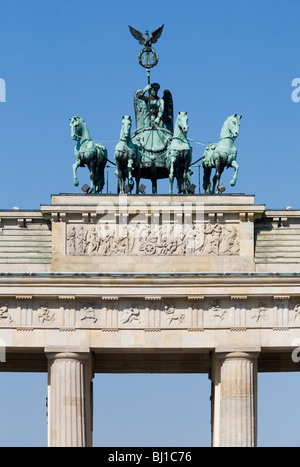 Un quadrige, ou chariot à quatre chevaux, au sommet de la porte de Brandebourg (Brandemburg), Tor Pariser Platz, Berlin, Allemagne Banque D'Images