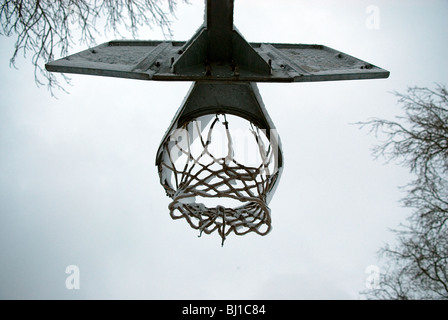 Stand de basket-ball à Londres park couvert de neige Banque D'Images