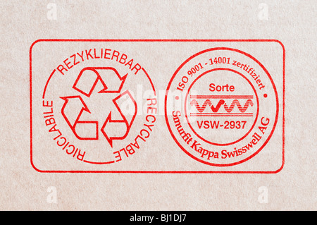 Boîte en carton reconnue à l'information sur l'étiquette de recyclage. Banque D'Images