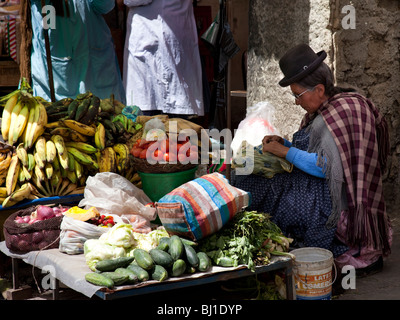 Cholita vendant de la nourriture à une échoppe de marché à La Paz, Bolivie, Amérique du Sud Banque D'Images