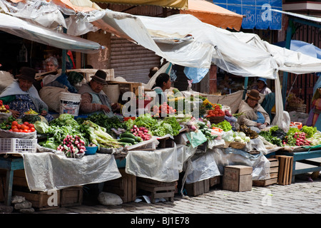 Cholitas vendant de la nourriture à une échoppe de marché à La Paz, Bolivie, Amérique du Sud Banque D'Images