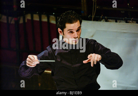 Tugan Sokhiev, l'orchestre russe travaillant sur un Welsh National Opera production d'Eugène Onéguine de Tchaïkovski Banque D'Images