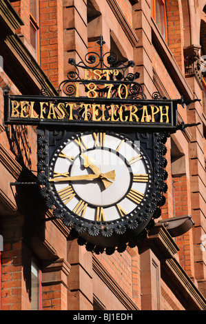 La célèbre horloge à l'extérieur du Belfast Telegraph Building, Royal Avenue, Belfast Banque D'Images