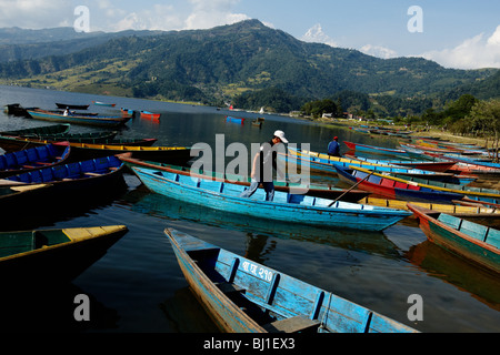 Un homme se tient en canoë sur le lac Pewha à Pokhara (Népal) le lundi 26 octobre 2009. Banque D'Images