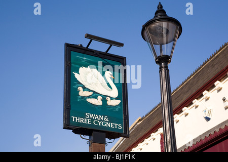 Une enseigne de pub typiquement anglais. Le pub est appelée le cygne et trois cygnets. Banque D'Images