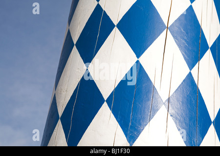 Un mât en Bavière est décoré avec le bleu et blanc des diamants du drapeau bavarois. Banque D'Images