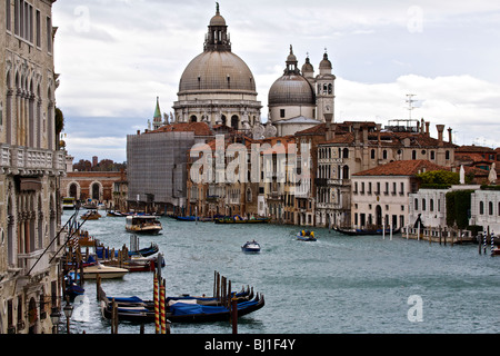 Santa Maria della Salute à travers le Grand Canal à Venise, Vénétie, Italie Banque D'Images