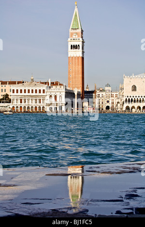 Le Campanile sur la Piazza San Marco vu à travers le Canale di San Marco à Venise, Vénétie, Italie Banque D'Images