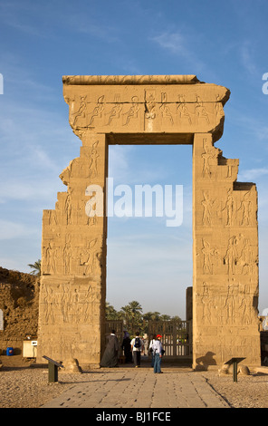 Entrée du Temple de Dendérah complexe. Banque D'Images