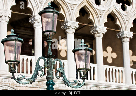 Le soleil qui rayonne à travers une vitre provoquant une forme pour apparaître sur un mur derrière un lampost à Venise, Vénétie, Italie Banque D'Images