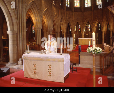 Vicaire de l'Église à l'autel, Guildford, Surrey, Angleterre, Royaume-Uni Banque D'Images