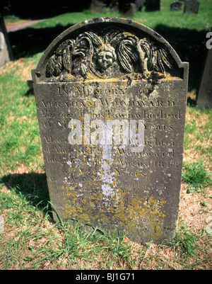L'ancienne pierre tombale en cimetière, Gloucestershire, Angleterre, Royaume-Uni Banque D'Images