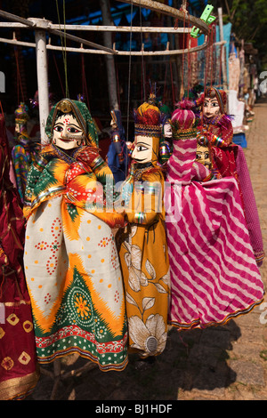L'Inde, Kerala, Cochin, fort Cochin, peu coûteuses marionnettes souvenirs exposés à la vente Banque D'Images