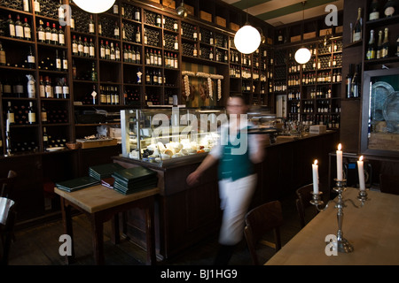 Un restaurant avec des bougies et un mur à Berlin, Allemagne Banque D'Images