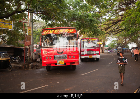 L'Inde, Kerala, Cochin, fort Cochin, River Road, Calvathy autobus privés en Bus Stand Banque D'Images