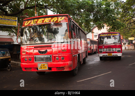 L'Inde, Kerala, Cochin, fort Cochin, River Road, Calvathy autobus privés en Bus Stand Banque D'Images